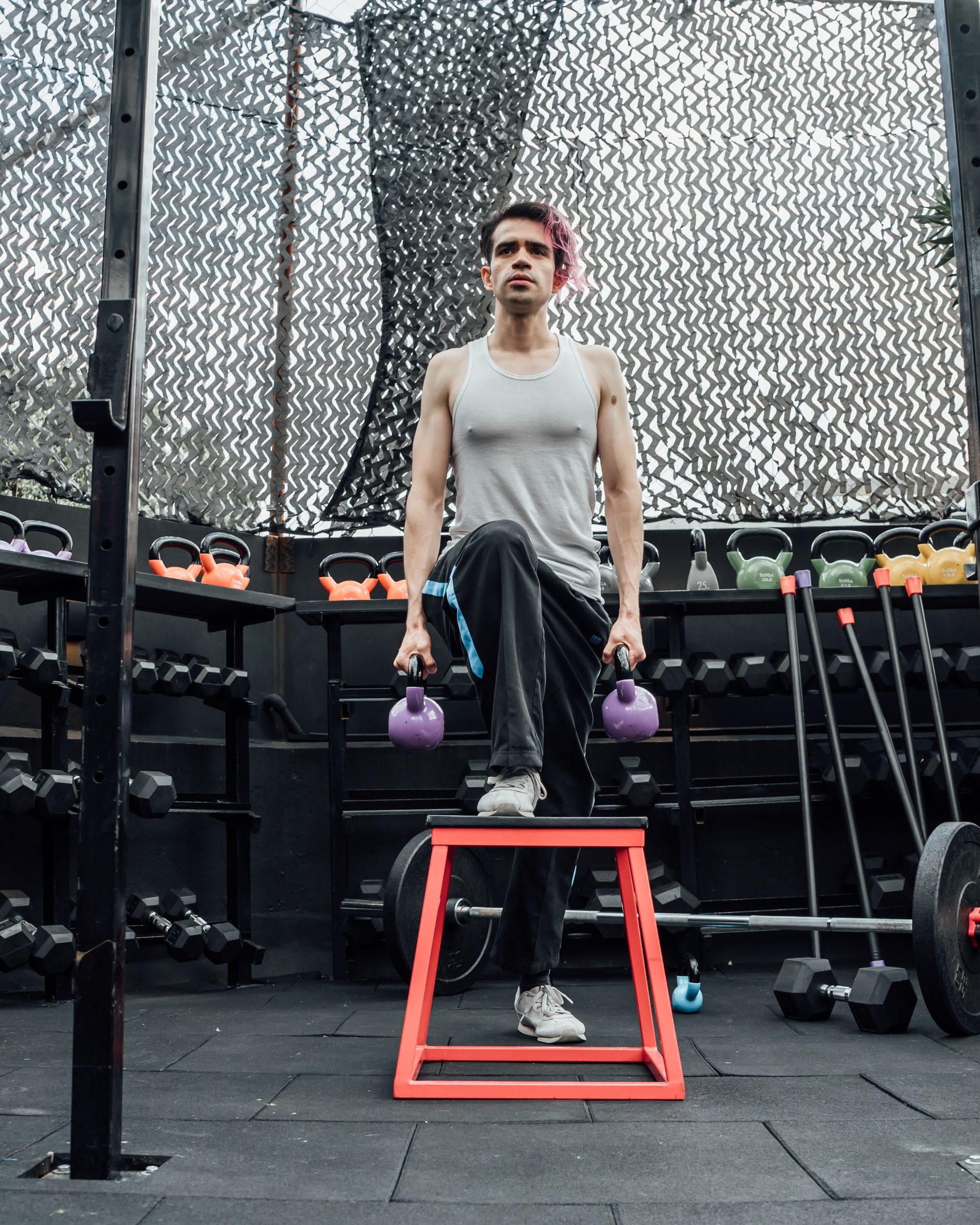 Un hombre entrena con una kettlebell